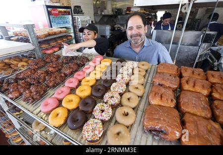 (170603) -- LOS ANGELES, 3. Juni 2017 -- Donuts werden in Randy s Donuts als National Doughnut Day in Los Angeles, USA, am 2. Juni 2017 gezeigt. ) (zw) U.S.-LOS ANGELES-NATIONAL DOUGHNUT DAY ZhaoxHanrong PUBLICATIONxNOTxINxCHN Los Angeles 3. Juni 2017 Donuts werden in Randy S Donuts als National Doughnut Day in Los Angeles gezeigt die Vereinigten Staaten 2. Juni 2017 ZW U S Los Angeles National Doughnut Day ZhaoxHanrong PUBLICATIONxNOTxINxCHN Stockfoto