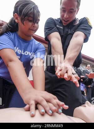 (170603) -- LOS ANGELES, 3. Juni 2017 -- Ein Schüler führt HLW auf Trainingspuppe während des Gehsteigs HLW-Tag in Los Angeles, USA am 1. Juni 2017 durch. Die CPR-Schulungen wurden von lokalen Feuerwehrleuten, Notfallmedizinern und Krankenschwestern an mehr als 50 Standorten in Los Angeles County durchgeführt. ) (zw) U.S.-LOS ANGELES-CPR TRAINING ZhaoxHanrong PUBLICATIONxNOTxINxCHN Los Angeles 3. Juni 2017 ein Student führt HLW AUF Training Doll während des Gehsteigs HLW-Tag in Los Angeles die Vereinigten Staaten AM 1. Juni 2017 die HLW-Schulung wurde von lokalen Firefighters EMERGENCY Medical Techn durchgeführt Stockfoto