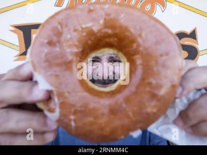 (170603) -- LOS ANGELES, 3. Juni 2017 -- Ein Ladenbesitzer zeigt einen Donut in Randy s Donuts, während der National Doughnut Day am 2. Juni 2017 in Los Angeles, USA, stattfindet. (zw) U.S.-LOS ANGELES-NATIONAL DONUT DAY ZhaoxHanrong PUBLICATIONxNOTxINxCHN Los Angeles 3. Juni 2017 ein Ladenbesitzer zeigt einen Donut in Randy S Donuts, während der National Donut Day in Los Angeles beobachtet WIRD die Vereinigten Staaten 2. Juni 2017 ZW U S Los Angeles National Donnut Day ZhaoxHanrong PUBLICATINxCHN Stockfoto