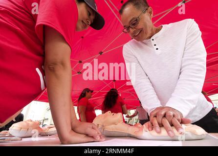 (170603) -- LOS ANGELES, 3. Juni 2017 -- Ein Teilnehmer führt HLW auf Trainingspuppe während des Gehsteigs HLW-Tag in Los Angeles, USA am 1. Juni 2017 durch. Die CPR-Schulungen wurden von lokalen Feuerwehrleuten, Notfallmedizinern und Krankenschwestern an mehr als 50 Standorten in Los Angeles County durchgeführt. ) (zw) U.S.-LOS ANGELES-CPR TRAINING ZhaoxHanrong PUBLICATIONxNOTxINxCHN Los Angeles 3. Juni 2017 ein Teilnehmer führt HLW AUF Training Doll während des Gehsteigs HLW-Tag in Los Angeles die Vereinigten Staaten AM 1. Juni 2017 die HLW-Schulung wurde von lokalen Feuerwehrleuten NOTFALL Medic durchgeführt Stockfoto