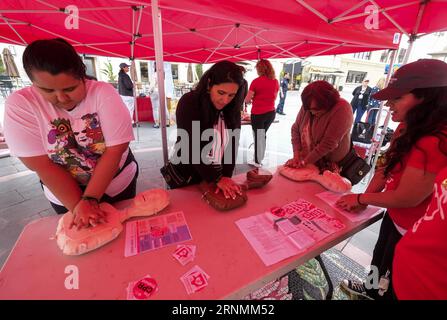 (170603) -- LOS ANGELES, 3. Juni 2017 -- Teilnehmer führen HLW an Trainingspuppen während des HLW-Tages am 1. Juni 2017 in Los Angeles, USA, durch. Die CPR-Schulungen wurden von lokalen Feuerwehrleuten, Notfallmedizinern und Krankenschwestern an mehr als 50 Standorten in Los Angeles County durchgeführt. ) (zw) U.S.-LOS ANGELES-CPR TRAINING ZhaoxHanrong PUBLICATIONxNOTxINxCHN Los Angeles 3. Juni 2017 Teilnehmer führen CPR AUF Training Dolls während des Gehsteigs HLW-Tag in Los Angeles die Vereinigten Staaten AM 1. Juni 2017 die CPR-Schulung wurde von Local Firefighters EMERGENCY Medical durchgeführt Stockfoto