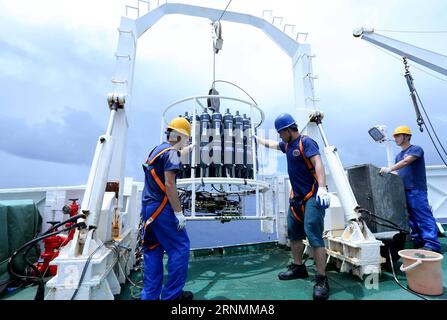 (170603) -- AN BORD des SCHIFFES XIANGYANGHONG 09, 3. Juni 2017 -- Wissenschaftliche Forschungsteams testen Meerwasser mit einem Gerät CTD an Bord von Xiangyanghong 09, dem Mutterschiff des bemannten Tauchschiffes Jiaolong, 3. Juni 2017. Jiaolong plant fünf Tauchgänge im Yap Trench ab dem 4. Juni. ) (wyl) CHINA-YAP GRABEN-JIAOLONG-EXPEDITION (CN) LiuxShiping PUBLICATIONxNOTxINxCHN AN Bord des Schiffes Xiangyanghong 09. Juni 3. Juni 2017 Mitglieder des Wissenschaftlichen Forschungsteams testen Ozeanwasser mit einem Gerät CTD an Bord von Xiangyanghong 09 das Mutterschiff von China S bemanntes Tauchboot Jiaolong 3. Juni 2017 Jiao Stockfoto
