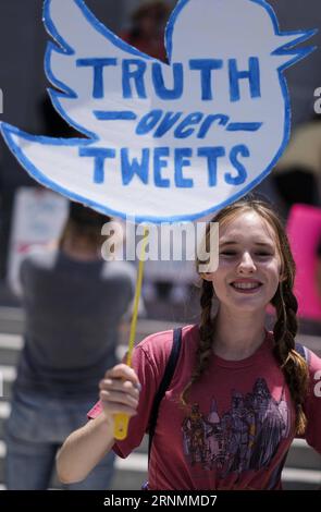 (170603) -- LOS ANGELES, 3. Juni 2017 -- Ein Mädchen, das Ein Plakat hält, nimmt an der Demonstration „March for Truth“ in Los Angeles, USA, am 3. Juni 2017 Teil. Am Samstag fanden im ganzen Land Kundgebungen und Märsche statt, um zu einer Untersuchung der möglichen russischen Einmischung in die US-Wahlen und der Verbindungen zwischen Donald Trumps Regierung und Russland aufzurufen. ) U.S.-LOS ANGELES-RALLY-MARCH FOR TRUTH ZhaoxHanrong PUBLICATIONxNOTxINxCHN LOS Angeles 3. Juni 2017 ein Mädchen mit einem Plakat nimmt an der March for Truth Rally in Los Angeles, den Vereinigten Staaten, AM 3. Juni 2017 Rallyes und Ma Teil Stockfoto