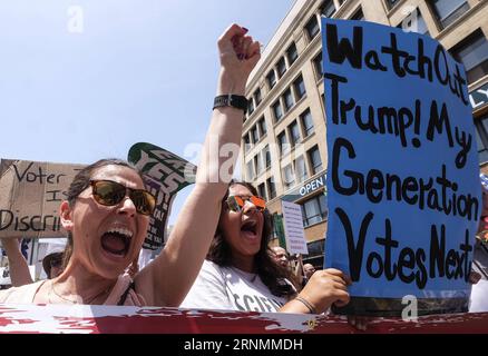 (170603) -- LOS ANGELES, 3. Juni 2017 -- Menschen mit Plakaten nehmen am März für die Wahrheitsdemonstration in Los Angeles, USA, am 3. Juni 2017 Teil. Am Samstag fanden im ganzen Land Kundgebungen und Märsche statt, um zu einer Untersuchung der möglichen russischen Einmischung in die US-Wahlen und der Verbindungen zwischen Donald Trumps Regierung und Russland aufzurufen. ) U.S.-LOS ANGELES-RALLY-MARCH FOR TRUTH ZhaoxHanrong PUBLICATIONxNOTxINxCHN Los Angeles 3. Juni 2017 Prominente, die Plakate halten, nehmen an der March for Truth Rally in Los Angeles Teil die Vereinigten Staaten AM 3. Juni 2017 Rallyes und M Stockfoto