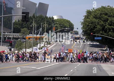 (170603) -- LOS ANGELES, 3. Juni 2017 -- Menschen mit Plakaten nehmen am März für die Wahrheitsdemonstration in Los Angeles, USA, am 3. Juni 2017 Teil. Am Samstag fanden im ganzen Land Kundgebungen und Märsche statt, um zu einer Untersuchung der möglichen russischen Einmischung in die US-Wahlen und der Verbindungen zwischen Donald Trumps Regierung und Russland aufzurufen. ) U.S.-LOS ANGELES-RALLY-MARCH FOR TRUTH ZhaoxHanrong PUBLICATIONxNOTxINxCHN Los Angeles 3. Juni 2017 Prominente, die Plakate halten, nehmen an der March for Truth Rally in Los Angeles Teil die Vereinigten Staaten AM 3. Juni 2017 Rallyes und M Stockfoto