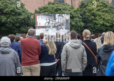 Wommelgem, Belgien. September 2023. Die Abbildung zeigt die Trauerfeier für den belgischen Radfahrer Tijl de Decker in Wommelgem, Samstag, den 2. September 2023. Der 22-jährige Lotto Soudal-Fahrer Tijl de Decker, ein Teil des U23-Teams, starb zwei Tage nach einem Sturz in den hinteren Teil eines Autos während einer Trainingsfahrt. BELGA PHOTO NICOLAS MAETERLINCK Credit: Belga News Agency/Alamy Live News Stockfoto