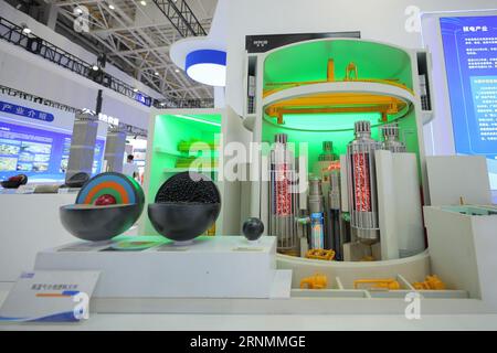 YANTAI, CHINA - 28. AUGUST 2023 - Ein Modell eines gasgekühlten Hochtemperaturreaktors wird auf der China International Nuclear Power Industry 2023 gezeigt Stockfoto