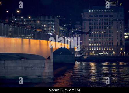 (170604) -- LONDON, 4. Juni 2017 () -- Foto aufgenommen am 4. Juni 2017 zeigt die allgemeine Ansicht der London Bridge nach dem Terroranschlag in London, Großbritannien. Nicht identifizierte Angreifer fuhren Samstagnacht auf der London Bridge mit einem Van in Fußgänger und erstichen Menschen in der nahe gelegenen Gegend Borough Market. Die britischen Behörden haben die Vorfälle als terroristische Anschläge eingestuft. () (zxj) -UK OUT- BRITAIN-LONDON-TERRORANSCHLÄGE Xinhua PUBLICATIONxNOTxINxCHN London 4. Juni 2017 Foto aufgenommen AM 4. Juni 2017 zeigt die General View of London Bridge nach dem Terroranschlag in London Stockfoto