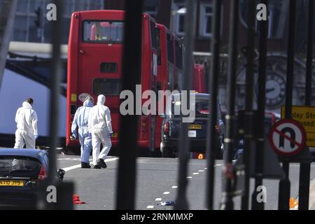 (170604) -- LONDON, 4. Juni 2017 -- Offiziere untersuchen die Szene auf der London Bridge nach dem Terroranschlag am Samstagabend in London, Großbritannien am 4. Juni 2017. UK OUT)(gl) GROSSBRITANNIEN-LONDON-TERRORANGRIFF-REAKTION HanxYan PUBLICATIONxNOTxINxCHN London 4. Juni 2017 Offiziere untersuchen die Szene AUF DER London Bridge nach dem Terroranschlag AM Samstagabend in London Großbritannien AM 4. Juni 2017 UK Out GL Großbritannien London Terror Attack Reaction HanxYan PUBLICATIONxNOTxINxCHN Stockfoto