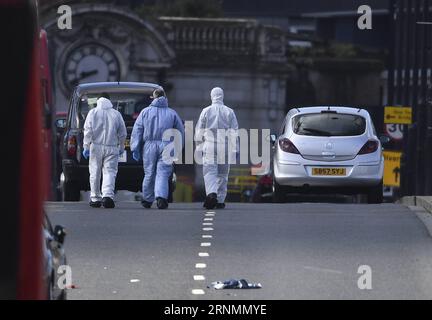 (170604) -- LONDON, 4. Juni 2017 -- Offiziere untersuchen die Szene auf der London Bridge nach dem Terroranschlag am Samstagabend in London, Großbritannien am 4. Juni 2017. UK OUT)(gl) GROSSBRITANNIEN-LONDON-TERRORANGRIFF-REAKTION HanxYan PUBLICATIONxNOTxINxCHN London 4. Juni 2017 Offiziere untersuchen die Szene AUF DER London Bridge nach dem Terroranschlag AM Samstagabend in London Großbritannien AM 4. Juni 2017 UK Out GL Großbritannien London Terror Attack Reaction HanxYan PUBLICATIONxNOTxINxCHN Stockfoto