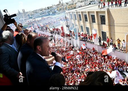 170604 -- VALLETTA, 4. Juni 2017 -- der maltesische Premierminister Joseph Muscat 1st R spricht Menschen außerhalb des Hauptquartiers der Labour Party in Hamrun während der Feierlichkeiten zum Sieg der Parlamentswahlen in Malta am 4. Juni 2017 an. Die Labour Party hat die Parlamentswahlen gewonnen und ein Mandat für eine zweite Amtszeit erhalten, bestätigte der maltesische Premierminister Joseph Muscat am Sonntag. MALTA-HAMRUN-GENERAL ELECTION-LABOUR PARTY-WINNING MARKXZAMMITXCORDINA PUBLICATIONXNOTXINXCHN Stockfoto