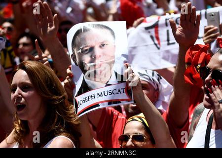 170604 -- VALLETTA, 4. Juni 2017 -- Ein Anhänger der Labour Party zeigt Ein Poster des maltesischen Premierministers Joseph Muscat während der Feierlichkeiten zum Sieg der Labour Party bei den Parlamentswahlen in Hamrun, Malta, am 4. Juni 2017. Die Labour Party hat die Parlamentswahlen gewonnen und ein Mandat für eine zweite Amtszeit erhalten, bestätigte der maltesische Premierminister Joseph Muscat am Sonntag. MALTA-HAMRUN-GENERAL ELECTION-LABOUR PARTY-WINNING MARKXZAMMITXCORDINA PUBLICATIONXNOTXINXCHN Stockfoto