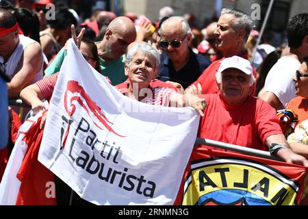 (170604) -- VALLETTA, 4. Juni 2017 -- Unterstützer der Labour Party feiern den Sieg der Partei bei den Parlamentswahlen in Hamrun, Malta, am 4. Juni 2017. Die Labour Party hat die Parlamentswahlen gewonnen und ein Mandat für eine zweite Amtszeit erhalten, bestätigte der maltesische Premierminister Joseph Muscat am Sonntag. MarkxZammitxCordina PUBLICATIONxNOTxINxCHN Valletta 4. Juni 2017 Anhänger der Labour Party feiern den Sieg der Partei S bei den PARLAMENTSWAHLEN in Hamrun Malta AM 4. Juni 2017 die Labour Party hat die PARLAMENTSWAHLEN gewonnen und erhält ein Mandat an G Stockfoto