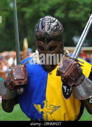 (170605) -- BRÜSSEL, 5. Juni 2017 -- Ein Mann in mittelalterlicher Tracht reagiert während eines mittelalterlichen Festivals in Brüssel, Belgien, 4. Juni 2017. ) (Zjy) BELGIEN-BRÜSSEL-MITTELALTERLICHES FESTIVAL GongxBing PUBLICATIONxNOTxINxCHN Brüssel 5. Juni 2017 ein Mann in mittelalterlicher Tracht reagiert während eines mittelalterlichen Festivals in Brüssel Belgien 4. Juni 2017 zjy Belgien Brüssel mittelalterliches Festival GongxBing PUBLICATIONxNOTxINxCHN Stockfoto