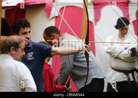 (170605) -- BRÜSSEL, 5. Juni 2017 -- Ein Mann versucht Bogenschießen während eines mittelalterlichen Festivals in Brüssel, Belgien, 4. Juni 2017. ) (Zjy) BELGIEN-BRÜSSEL-MITTELALTERLICHES FESTIVAL GongxBing PUBLICATIONxNOTxINxCHN Brüssel 5. Juni 2017 ein Mann versucht Bogenschießen während eines mittelalterlichen Festivals in Brüssel Belgien 4. Juni 2017 zjy Belgien Brüssel mittelalterliches Festival GongxBing PUBLICATIONxNOTxINxCHN Stockfoto