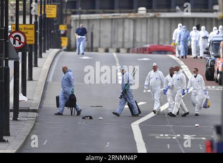 (170604) -- LONDON, 4. Juni 2017 () -- Offiziere untersuchen die Szene auf der London Bridge nach dem Terroranschlag am Samstagabend in London, Großbritannien am 4. Juni 2017. Die britische Polizei sagte, dass bis jetzt 12 Personen verhaftet wurden, nach dem Angriff, bei dem sieben Menschen getötet und 48 verletzt wurden. () -UK OUT- BRITAIN-LONDON-TERROR ATTACK-RESPONSE Xinhua PUBLICATIONxNOTxINxCHN London 4. Juni 2017 Offiziere untersuchen die Szene AUF DER London Bridge nach dem Terroranschlag AM Samstagabend in London Großbritannien AM 4. Juni 2017 die britische Polizei sagte, dass 12 Prominente verhaftet wurden, bis jetzt nach dem Anschlag, der Sev verlassen hat Stockfoto