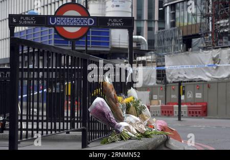 (170604) -- LONDON, 4. Juni 2017 () -- Blumen werden platziert, um den Opfern des Terroranschlags vom Samstag am Nordeingang der London Bridge Underground Station in London, Großbritannien, am 4. Juni 2017 Respekt zu zollen. Die britische Polizei sagte, dass bis jetzt 12 Personen verhaftet wurden, nach dem Angriff, bei dem sieben Menschen getötet und 48 verletzt wurden. () -UK OUT- BRITAIN-LONDON-TERROR ATTACK-RESPONSE Xinhua PUBLICATIONxNOTxINxCHN London 4. Juni 2017 die Blumen werden aufgestellt, um den Opfern des Samstag-S-Terror-Angriffs AM Nordeingang der London Bridge Underground Station in London Großbritannien AM 4. Juni 2017 Respekt zu zollen Stockfoto