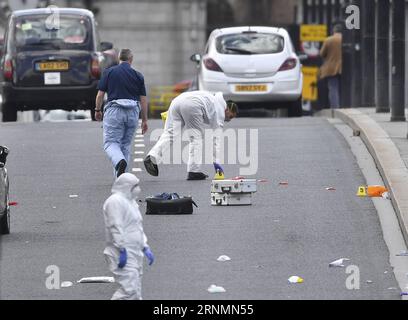 (170604) -- LONDON, 4. Juni 2017 () -- Offiziere untersuchen die Szene auf der London Bridge nach dem Terroranschlag am Samstagabend in London, Großbritannien am 4. Juni 2017. Die britische Polizei sagte, dass bis jetzt 12 Personen verhaftet wurden, nach dem Angriff, bei dem sieben Menschen getötet und 48 verletzt wurden. () -UK OUT- BRITAIN-LONDON-TERROR ATTACK-RESPONSE Xinhua PUBLICATIONxNOTxINxCHN London 4. Juni 2017 Offiziere untersuchen die Szene AUF DER London Bridge nach dem Terroranschlag AM Samstagabend in London Großbritannien AM 4. Juni 2017 die britische Polizei sagte, dass 12 Prominente verhaftet wurden, bis jetzt nach dem Anschlag, der Sev verlassen hat Stockfoto