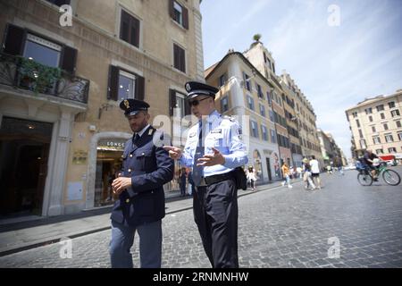 (170605) -- ROM, 5. Juni 2017 -- Ein chinesischer Polizist und ein italienischer Polizist patrouillieren am 5. Juni 2017 auf der Piazza di Spagna in Rom, Italien. Ein gemeinsames Polizeiprojekt zwischen China und Italien wurde am Montag auf der historischen Piazza di Spagna in Rom vorgestellt. Eine Gruppe von 10 uniformierten chinesischen Offizieren wird gemeinsam mit ihren italienischen Kollegen die nächsten 20 Tage in den touristischen Gebieten von Rom, Florenz, Neapel und Mailand patrouillieren. ) ITALIEN-ROM-CHINA-POLIZEI-GEMEINSAME PATROUILLEN JinxYu PUBLICATIONxNOTxINxCHN Rom 5. Juni 2017 ein chinesischer Polizeibeamter und ein italienischer Polizeibeamter Patrouille AUF DER Piazza tue Spa Stockfoto