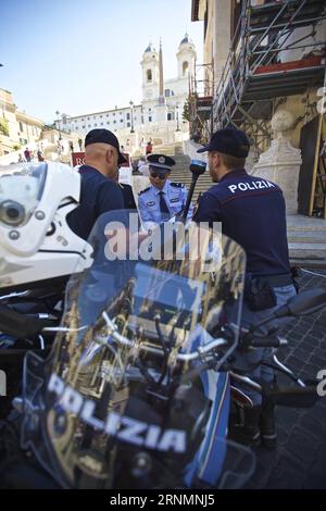 (170605) -- ROM, 5. Juni 2017 -- Ein chinesischer Polizist spricht mit italienischen Polizisten während ihrer gemeinsamen Streife auf der Piazza di Spagna in Rom, Italien, am 5. Juni 2017. Ein gemeinsames Polizeiprojekt zwischen China und Italien wurde am Montag auf der historischen Piazza di Spagna in Rom vorgestellt. Eine Gruppe von 10 uniformierten chinesischen Offizieren wird gemeinsam mit ihren italienischen Kollegen die nächsten 20 Tage in den touristischen Gebieten von Rom, Florenz, Neapel und Mailand patrouillieren. ) ITALIEN-ROM-CHINA-POLIZEI-GEMEINSAME PATROUILLEN JinxYu PUBLICATIONxNOTxINxCHN Rom 5. Juni 2017 ein chinesischer Polizeibeamter spricht mit der italienischen Polizei Offi Stockfoto