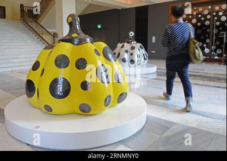 (170606) -- SINGAPUR, 6. Juni 2017 -- Ein Besucher spaziert zwischen Kunstwerken des japanischen Künstlers Yayoi Kusama in der National Gallery Singapore am 6. Juni 2017. Die Ausstellung Yayoi Kusama: Life is the Heart of a Rainbow wird vom 9. Juni bis 3. September für die Öffentlichkeit zugänglich sein. Dann Chih Wey) (hy) SINGAPORE-ART-YAYOI KUSAMA-AUSSTELLUNG xinjiapo PUBLICATIONxNOTxINxCHN Singapur 6. Juni 2017 ein Besucher spaziert zwischen den Kunstwerken des japanischen Künstlers Yayoi Kusama in der Nationalgalerie Singapur AM 6. Juni 2017 die Ausstellung Yayoi Kusama Life IS the Heart of a Rainbow wird vom 9. Juni bis 3. September der Öffentlichkeit zugänglich sein Oh, Wir Stockfoto