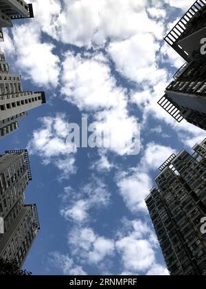 (170608) -- NANCHANG, 8. Juni 2017 -- Foto aufgenommen am 8. Juni 2017 zeigt den blauen Himmel und die weißen Wolken über dem neuen Bezirk Honggutan in der Stadt Nanchang, ostchinesische Provinz Jiangxi, 8. Juni 2017.) (Yxb) CHINA-NANCHANG-LANDSCHAFT(CN) SongxZhenping PUBLICATIONxNOTxINxCHN Nanchang 8. Juni 2017 Foto aufgenommen AM 8. Juni 2017 zeigt den blauen Himmel und die weißen Wolken über dem neuen Bezirk Honggutan in Nanchang City Ostchina Provinz Jiangxi 8. Juni 2017 yxb China Nanchang Landschaft CN NOxZhenping xPUBLTIOxCHINN Stockfoto