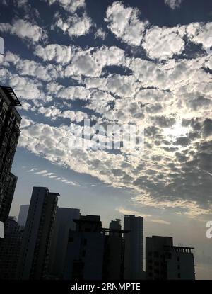 (170608) -- NANCHANG, 8. Juni 2017 -- Foto aufgenommen am 8. Juni 2017 zeigt den blauen Himmel und die weißen Wolken über dem neuen Bezirk Honggutan in der Stadt Nanchang, ostchinesische Provinz Jiangxi, 8. Juni 2017.) (Yxb) CHINA-NANCHANG-LANDSCHAFT(CN) SongxZhenping PUBLICATIONxNOTxINxCHN Nanchang 8. Juni 2017 Foto aufgenommen AM 8. Juni 2017 zeigt den blauen Himmel und die weißen Wolken über dem neuen Bezirk Honggutan in Nanchang City Ostchina Provinz Jiangxi 8. Juni 2017 yxb China Nanchang Landschaft CN NOxZhenping xPUBLTIOxCHINN Stockfoto