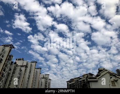 (170608) -- NANCHANG, 8. Juni 2017 -- Foto aufgenommen am 8. Juni 2017 zeigt den blauen Himmel und die weißen Wolken über dem neuen Bezirk Honggutan in der Stadt Nanchang, ostchinesische Provinz Jiangxi, 8. Juni 2017.) (Yxb) CHINA-NANCHANG-LANDSCHAFT(CN) SongxZhenping PUBLICATIONxNOTxINxCHN Nanchang 8. Juni 2017 Foto aufgenommen AM 8. Juni 2017 zeigt den blauen Himmel und die weißen Wolken über dem neuen Bezirk Honggutan in Nanchang City Ostchina Provinz Jiangxi 8. Juni 2017 yxb China Nanchang Landschaft CN NOxZhenping xPUBLTIOxCHINN Stockfoto