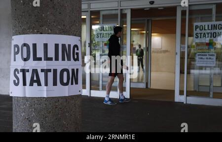 (170608) -- LONDON, 8. Juni 2017 -- Ein Wähler geht in eine Wahlstation in London, Großbritannien, 8. Juni 2017. Die Wahllokale in ganz Großbritannien wurden Anfang Donnerstag eröffnet, als die Wähler begannen, ihre Entscheidung bei den von einigen Medien als die wichtigste in einer Generation bezeichneten Schnellwahlen zu treffen. ) (Zjy) GROSSBRITANNIEN-LONDON-PARLAMENTSWAHLEN HanxYan PUBLICATIONxNOTxINxCHN London 8. Juni 2017 A Voter Walk into a Polling Station in London Großbritannien 8. Juni 2017 WAHLSTATIONEN in ganz Großbritannien wurden am frühen Donnerstag eröffnet, als die Wähler begannen, ihre Entscheidung in der von einigen Medien als bekannt gewordenen Snap General ELECTION zu treffen Stockfoto