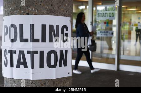 (170608) -- LONDON, 8. Juni 2017 -- Ein Wähler geht in eine Wahlstation in London, Großbritannien, 8. Juni 2017. Die Wahllokale in ganz Großbritannien wurden Anfang Donnerstag eröffnet, als die Wähler begannen, ihre Entscheidung bei den von einigen Medien als die wichtigste in einer Generation bezeichneten Schnellwahlen zu treffen. ) (Zjy) GROSSBRITANNIEN-LONDON-PARLAMENTSWAHLEN HanxYan PUBLICATIONxNOTxINxCHN London 8. Juni 2017 A Voter Walk into a Polling Station in London Großbritannien 8. Juni 2017 WAHLSTATIONEN in ganz Großbritannien wurden am frühen Donnerstag eröffnet, als die Wähler begannen, ihre Entscheidung in der von einigen Medien als bekannt gewordenen Snap General ELECTION zu treffen Stockfoto