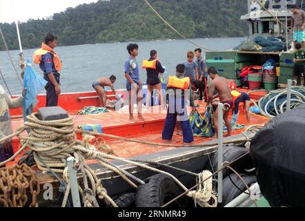 (170608) -- TANINTHARYI, 8. Juni 2017 -- Rettungskräfte bereiten sich auf die Suche nach Vermissten im Meer westlich von Kyauk Ni Maw und südwestlich von Laung Lone in der südlichen Tanintharyi-Region, Myanmar, 8. Juni 2017 vor. Sieben weitere Leichen wurden im Meer entdeckt, was die Anzahl der Leichen, die von einem vermissten Militärflugzeug Myanmars gefunden wurden, auf 10 erhöht, laut einer Erklärung des Verteidigungsministeriums am Donnerstag. (gj) MYANMAR-TANINTHARYI-MILITÄRFLUGZEUG VERMISST yangon PUBLICATIONxNOTxINxCHN Tanintharyi 8. Juni 2017 Rettung Vorbereitung auf die Suche nach VERMISSTEN Prominenten im Meer von Stockfoto