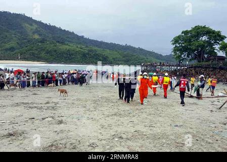 (170608) -- TANINTHARYI (MYANMAR), 8. Juni 2017 -- Rettungskräfte tragen die Leichen von Flugzeugabsturzopfern in einem Dorf in Laung Lone in der südlichen Tanintharyi-Region, Myanmar, 8. Juni 2017. Insgesamt wurden 29 menschliche Körper auf See entdeckt, so eine Erklärung, die am Donnerstagnachmittag in Myanmar veröffentlicht wurde. ) (hy) MYANMAR-TANINTHARYI-MILITÄRFLUGZEUGABSTURZ DefensexServicesxOffice PUBLICATIONxNOTxINxCHN Tanintharyi Myanmar 8. Juni 2017 Rettung der Leichen von FLUGZEUGABSTURZOPFERN IN einem Dorf der einsamen südlichen Tanintharyi-Region Myanmar 8. Juni 2017 IN Myanmar wurden insgesamt 29 menschliche Körper entdeckt Stockfoto