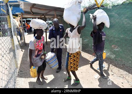 (170609) -- NAIROBI, 9. Juni 2017 -- Flüchtlinge verlassen das Kakuma Flüchtlingscamp im Turkana County, Kenia, am 7. Juni 2017, nachdem sie Nahrung und andere Notwendigkeiten erhalten haben. Das Lager Kakuma befindet sich im Nordwesten Kenias. Das Lager wurde 1992 gegründet. Kenia hat die zweitgrößte Flüchtlingspopulation in Afrika. )(rh) KENYA-TURKANA-KAKUMA-REFUGEES-CAMP SunxRuibo PUBLICATIONxNOTxINxCHN Nairobi 9. Juni 2017 Flüchtlinge verlassen das Kakuma Refugees Camp IM Turkana County Kenia 7. Juni 2017 das Kakuma Camp befindet sich in der nordwestlichen Region Kenias das Camp was Stockfoto