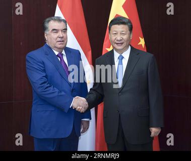 (170609) -- ASTANA, 9. Juni 2017 -- der chinesische Präsident Xi Jinping (R) trifft sich mit dem tadschikischen Präsidenten Emomali Rahmon in Astana, Kasachstan, 9. Juni 2017. ) (Ry) KASACHSTAN-CHINA-XI JINPING-RAHMON-TREFFEN LixTao PUBLICATIONxNOTxINxCHN Astana 9. Juni 2017 der chinesische Präsident Xi Jinping r trifft mit dem tadschikischen Präsidenten Emomali Rahmon in Astana Kasachstan 9. Juni 2017 Ry Kasachstan China Xi Jinping Rahmon Treffen LixTao PUNOBLATINNxCHN Stockfoto