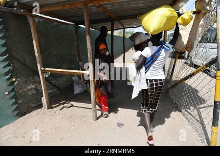 (170609) -- NAIROBI, 9. Juni 2017 -- Flüchtlinge gehen mit Nahrung und anderen Notwendigkeiten, nachdem sie sie im Kakuma Flüchtlingscamp im Turkana County, Kenia, am 7. Juni 2017 empfangen haben. Das Lager Kakuma befindet sich im Nordwesten Kenias. Das Lager wurde 1992 gegründet. Kenia hat die zweitgrößte Flüchtlingspopulation in Afrika. )(rh) KENYA-TURKANA-KAKUMA-REFUGEES-CAMP SunxRuibo PUBLICATIONxNOTxINxCHN Nairobi 9. Juni 2017 Flüchtlinge verlassen DAS Kakuma Refugees Camp IM Turkana County Kenia 7. Juni 2017 das Kakuma Camp befindet sich in der nordwestlichen Region von Stockfoto