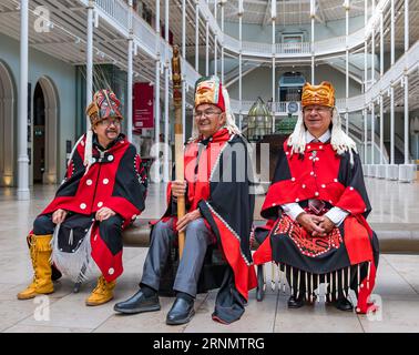 Nisga'a Canadian First Nation Delegation besucht Chief Earl Stephens (SIM'oogit Ni'isjoohl) Chief Laay & Duuk National Museum of Scotland, Edinburgh, Vereinigtes Königreich Stockfoto