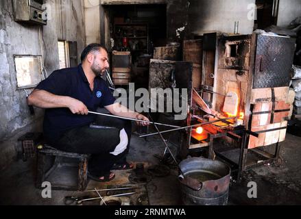 (170611) -- DAMASKUS, 11. Juni 2017 -- Ein syrischer Glasbläser formt geschmolzenes Glas in seiner Werkstatt in Damaskus, der Hauptstadt Syriens, am 11. Juni 2017. Mit einer Technik, die vor etwa 2.000 Jahren von den Phöniziern entwickelt wurde, formten die Glasbläser das geschmolzene Glas in einem Ofen, um traditionelle Glaswaren herzustellen, die in Damaskus beliebt sind. ) SYRIEN-DAMASKUS-TRADITIONELLE GLASHERSTELLUNG AmmarxSafarjalani PUBLICATIONxNOTxINxCHN 170611 Damaskus 11. Juni 2017 ein syrischer Glasbläser formt geschmolzenes Glas AUF seiner Werkstatt in Damaskus Hauptstadt Syrien AM 11. Juni 2017 mit einer Technik, die zuerst von Phöniziern etwa 2 000 Jäa entwickelt wurde Stockfoto