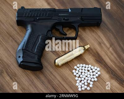 Airsoft-Pistole, co2-Kartuschen und Kunststoffgranulat, halbautomatische Pistole, schwarze Metallpistole Stockfoto