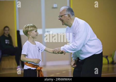 (170612) -- LAVAGNA, 12. Juni 2017 -- Luca Ghinolfi (R) trainiert seine Schüler an der Klasse im Zentrum für die Studien orientalischer Kulturen Gymnasium in Lavagna, Italien, 8. Mai 2017. Ghinolfi, ein pensionierter Bankmanager im Alter von 75 Jahren, war schon immer leidenschaftlich für Sport. Nachdem er eine Präsentation der chinesischen Kampfkunst in Genua gesehen und Yang Li, einen Gastwissenschaftler der Pekinger Sportuniversität 1984, getroffen hatte, war er fasziniert von der chinesischen Kampfkunst und hatte sie jahrzehntelang praktiziert. Ghinolfi zufolge steht er normalerweise früh um 5:30 Uhr auf und beginnt dann mit seinem täglichen Alltag Stockfoto