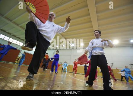 (170612) -- LAVAGNA, 12. Juni 2017 -- Luca Ghinolfi unterrichtet Taiji Shan am Center for the Studies of Oriental Cultures Gymnasium in Lavagna, Italien, 8. Mai 2017. Ghinolfi, ein pensionierter Bankmanager im Alter von 75 Jahren, war schon immer leidenschaftlich für Sport. Nachdem er eine Präsentation der chinesischen Kampfkunst in Genua gesehen und Yang Li, einen Gastwissenschaftler der Pekinger Sportuniversität 1984, getroffen hatte, war er fasziniert von der chinesischen Kampfkunst und hatte sie jahrzehntelang praktiziert. Ghinolfi zufolge steht er normalerweise früh um 5:30 Uhr auf, beginnt dann seinen Alltag mit Meditation und Stockfoto