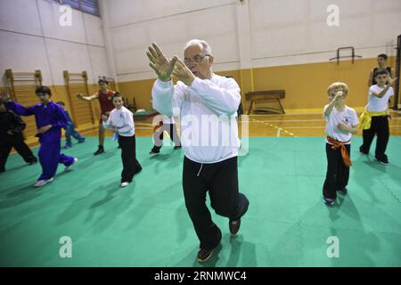 (170612) -- LAVAGNA, 12. Juni 2017 -- Luca Ghinolfi (C) übt Taiji mit seinen Studenten am Center for the Studies of Oriental Cultures Gymnasium in Lavagna, Italien, 8. Mai 2017. Ghinolfi, ein pensionierter Bankmanager im Alter von 75 Jahren, war schon immer leidenschaftlich für Sport. Nachdem er eine Präsentation der chinesischen Kampfkunst in Genua gesehen und Yang Li, einen Gastwissenschaftler der Pekinger Sportuniversität 1984, getroffen hatte, war er fasziniert von der chinesischen Kampfkunst und hatte sie jahrzehntelang praktiziert. Ghinolfi zufolge steht er normalerweise früh um 5:30 Uhr auf und beginnt dann seinen Alltag Stockfoto