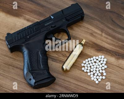 Airsoft-Pistole, co2-Kartuschen und Kunststoffgranulat, halbautomatische Pistole, schwarze Metallpistole Stockfoto