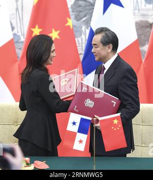 (170613) -- PEKING, 13. Juni 2017 -- der chinesische Außenminister Wang Yi und Isabel Saint Malo de Alvarado, Panamas Vizepräsident und Außenminister, schütteln nach der Unterzeichnung des gemeinsamen Kommuniqués in Peking, der Hauptstadt Chinas, am 13. Juni 2017 die Hände. China und Panama unterzeichneten am Dienstag ein gemeinsames Kommuniqué über die Aufnahme diplomatischer Beziehungen. )(wsw) CHINA-PANAMA-DIPLOMATISCHE BEZIEHUNGEN-ESTABLISHMENT (CN) zhangxling PUBLICATIONxNOTxINxCHN Peking 13. Juni 2017 Chinesische Außenminister Wang Yi und Isabel Saint Malo de Alvarado Vizepräsident und Außenminister von Panama schütteln nach Unterzeichnung des Joi die Hände Stockfoto