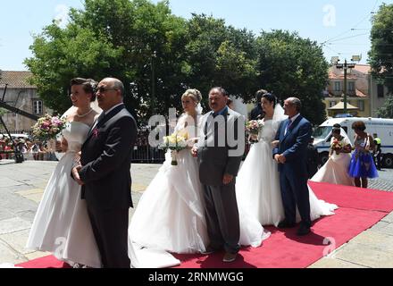 (170613) -- LISSABON, 13. Juni 2017 -- die Bräute werden von Familienmitgliedern begleitet, um an einer Gruppenhochzeit in Lissabon, der Hauptstadt Portugals, am 12. Juni 2017 teilzunehmen. Insgesamt 11 Paare heirateten während einer Gruppenhochzeit in Lissabon am Montag im Rahmen des einmonatigen Lissabon-Festivals. ) (Zxj) PORTUGAL-LISSABON-GRUPPENHOCHZEIT ZhangxLiyun PUBLICATIONxNOTxINxCHN Lissabon 13. Juni 2017 die Bräute werden von Familienmitgliedern begleitet, um an einer Gruppenhochzeit in der portugiesischen Hauptstadt Lissabon AM 12. Juni 2017 teilzunehmen. Insgesamt 11 Paare haben während einer Gruppenhochzeit in Lissabon AM Montag als Teil des Monats geheiratet Lissabon-Festival Stockfoto