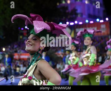 (170613) -- LISSABON, 13. Juni 2017 -- Feiernde treten während der St. Antonius-Parade in Lissabon, der Hauptstadt Portugals, am 12. Juni 2017 auf. Lissabon feierte den Tag des Heiligen Antonius, den Beschützer der Stadt, mit einer Parade am Montag. ) (Zxj) PORTUGAL-LISSABON-SAINT ANTHONY S PARADE ZhangxLiyun PUBLICATIONxNOTxINxCHN Lissabon 13. Juni 2017 Revels treten während der Saint Anthony S Parade in der portugiesischen Hauptstadt Lissabon AM 12. Juni 2017 auf Lissabon feierte Saint Antony S Day der BESCHÜTZER der Stadt S mit einer Parade AM Montag Portugal Lissabon Saint Anthony S Parade ZhangxLiyun PUBLICATIONxNOTxINxCHN Stockfoto