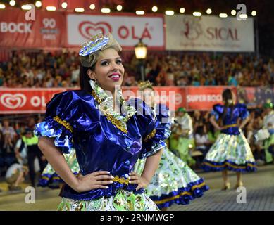 (170613) -- LISSABON, 13. Juni 2017 -- Feiernde treten während der St. Antonius-Parade in Lissabon, der Hauptstadt Portugals, am 12. Juni 2017 auf. Lissabon feierte den Tag des Heiligen Antonius, den Beschützer der Stadt, mit einer Parade am Montag. ) (Zxj) PORTUGAL-LISSABON-SAINT ANTHONY S PARADE ZhangxLiyun PUBLICATIONxNOTxINxCHN Lissabon 13. Juni 2017 Revels treten während der Saint Anthony S Parade in der portugiesischen Hauptstadt Lissabon AM 12. Juni 2017 auf Lissabon feierte Saint Antony S Day der BESCHÜTZER der Stadt S mit einer Parade AM Montag Portugal Lissabon Saint Anthony S Parade ZhangxLiyun PUBLICATIONxNOTxINxCHN Stockfoto