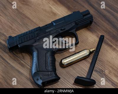 Airsoft-Pistole, co2-Kartuschen und Kunststoffgranulat, halbautomatische Pistole, schwarze Metallpistole Stockfoto
