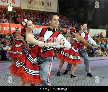 (170613) -- LISSABON, 13. Juni 2017 -- Feiernde treten während der St. Antonius-Parade in Lissabon, der Hauptstadt Portugals, am 12. Juni 2017 auf. Lissabon feierte den Tag des Heiligen Antonius, den Beschützer der Stadt, mit einer Parade am Montag. ) (Zxj) PORTUGAL-LISSABON-SAINT ANTHONY S PARADE ZhangxLiyun PUBLICATIONxNOTxINxCHN Lissabon 13. Juni 2017 Revels treten während der Saint Anthony S Parade in der portugiesischen Hauptstadt Lissabon AM 12. Juni 2017 auf Lissabon feierte Saint Antony S Day der BESCHÜTZER der Stadt S mit einer Parade AM Montag Portugal Lissabon Saint Anthony S Parade ZhangxLiyun PUBLICATIONxNOTxINxCHN Stockfoto