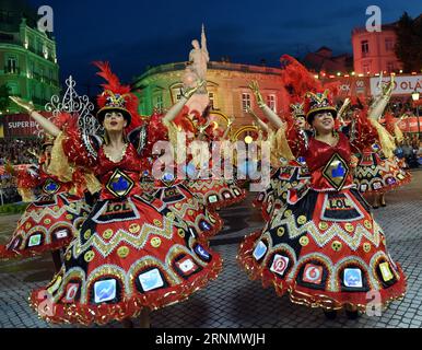 (170613) -- LISSABON, 13. Juni 2017 -- Feiernde treten während der St. Antonius-Parade in Lissabon, der Hauptstadt Portugals, am 12. Juni 2017 auf. Lissabon feierte den Tag des Heiligen Antonius, den Beschützer der Stadt, mit einer Parade am Montag. ) (Zxj) PORTUGAL-LISSABON-SAINT ANTHONY S PARADE ZhangxLiyun PUBLICATIONxNOTxINxCHN Lissabon 13. Juni 2017 Revels treten während der Saint Anthony S Parade in der portugiesischen Hauptstadt Lissabon AM 12. Juni 2017 auf Lissabon feierte Saint Antony S Day der BESCHÜTZER der Stadt S mit einer Parade AM Montag Portugal Lissabon Saint Anthony S Parade ZhangxLiyun PUBLICATIONxNOTxINxCHN Stockfoto