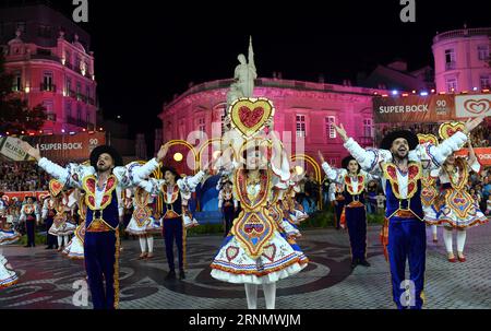(170613) -- LISSABON, 13. Juni 2017 -- Feiernde treten während der St. Antonius-Parade in Lissabon, der Hauptstadt Portugals, am 12. Juni 2017 auf. Lissabon feierte den Tag des Heiligen Antonius, den Beschützer der Stadt, mit einer Parade am Montag. ) (Zxj) PORTUGAL-LISSABON-SAINT ANTHONY S PARADE ZhangxLiyun PUBLICATIONxNOTxINxCHN Lissabon 13. Juni 2017 Revels treten während der Saint Anthony S Parade in der portugiesischen Hauptstadt Lissabon AM 12. Juni 2017 auf Lissabon feierte Saint Antony S Day der BESCHÜTZER der Stadt S mit einer Parade AM Montag Portugal Lissabon Saint Anthony S Parade ZhangxLiyun PUBLICATIONxNOTxINxCHN Stockfoto